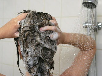 Tägliches Waschen setzt den Haaren zu. In dem Fall sollte man ein mildes Shampoo wählen. Foto: Patrick Pleul