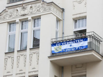 Zu vermieten": Eine Wohnung im Berliner Stadtteil Schöneberg. Die Mietpreisbremse wird nach Erwartung von Maklern in vielen Lagen künftig für steigende statt sinkende Mieten sorgen. Foto: Stephanie Pilick/Archiv