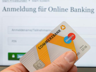 Laut Bitkom führt fast ein Drittel der Verbraucher die Bankgeschäfte inzwischen ausschließlich über das Web. vor eine Anmeldeseite für das Commerzbank Online-Banking. Foto: Arne Dedert/Symbolbild