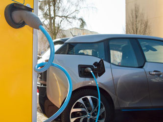 Die Bundesregierung ist vom Ziel, bis 2020 eine Million Elektromobile auf die Straßen zu bringen, meilenweit entfernt. Foto: Patrick Pleul