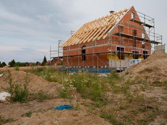 Beim Hausbau sollte auch der Versicherungsschutz für den Rohbau nicht außer Acht gelassen werden. Foto: Kai Remmers