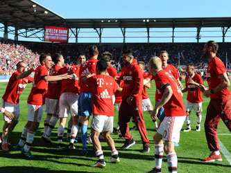 Die Münchener Spieler freuen sich über den Gewinn der Deutschen Meisterschaft. Foto: A. Gebert/Archiv