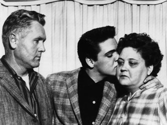 Elvis Presley mit seiner Mutter und seinem Vater. Foto: UPI