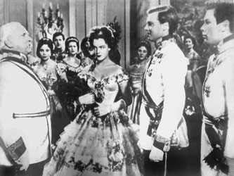 Romy Schneider als Kaiserin Elisabeth (m.) und Karlheinz Böhm als ihr Gatte Kaiser Franz Joseph von Österreich (2.v.r.). Foto: UPI