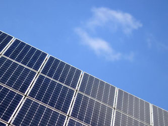 Auf eine Photovoltaikanlage sollte kein Schatten fallen können. Wird schon eine kleine Stelle bedeckt, stellen ganze Bereiche die Stromproduktion ein. Foto: Daniel Reinhardt
