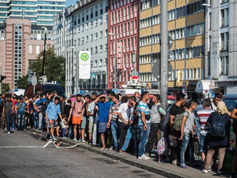 Sie warten auf den Weitertransport in eine Erstaufnahmeeinrichtung. Seit Montag kamen 2000 Flüchtlinge am Münchner Hauptbahnhof an. Foto: Nicolas Armer