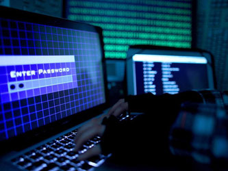 Jetzt soll geprüft werden, ob auch Computer der Kanzlerin von der Cyber-Attacke betroffen waren. Foto: Oliver Berg/Symbol