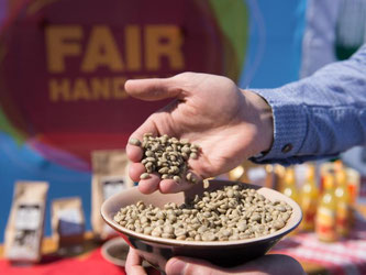 Gemessen an den Gesamtausgaben der Bundesbürger für Lebensmittel bleiben Fairtrade-Angebote ein Nischensegment. Foto: Wolfram Kastl/Archiv