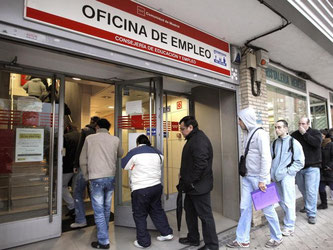 Arbeitssuchende stehen in Madrid an. Foto: Juanjo Martin/Illustration