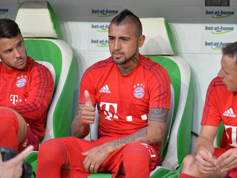 Neuzugang Arturo Vidal nahm zunächst auf der Bank Platz. Foto: Carmen Jaspersen