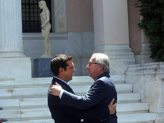 Alte Weggefährten in der Griechenlandkrise: Regierungschef Alexis Tsipras und EU-Kommissionspräsident Jean-Claude Juncker kennen und schätzen einander. Foto: Orestis Panagiotou