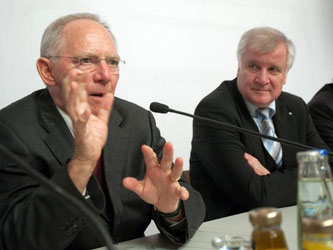 Finanzminister Wolfgang Schäuble (l) macht deutlich, dass er eine Reform der Bund-Länder-Finanzenauf auf Kosten des Bundes für nicht zielführend hält. Foto: Andreas Gebert/Archiv