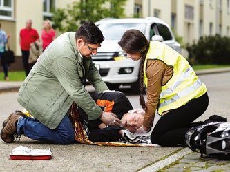 Genau wissen, was zu tun ist: Gut für alle Beteiligten, wenn nach einem Unfall die wichtigsten Handgriffe sitzen. Foto: Johanniter/Frank Schemann