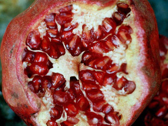 Der Granatapfel findet sich in dem einen oder anderen Duschgel wieder. Er wirkt unter anderem hautpflegend. Foto: dpa