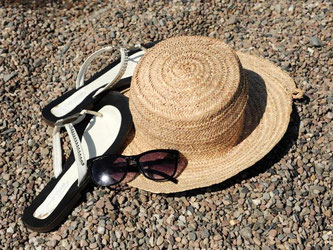 Mit Flip-Flops, Sonnenbrille und Strohhut liegt man bei Hitze gut im Trend. Foto: Uwe Zucchi