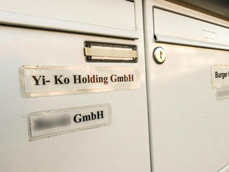 Der Briefkasten eines Privathauses in Stade deutet auf den Firmensitz von Yi-Ko hin. Foto: Christian Hager/Archiv