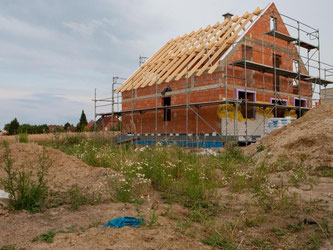 Bauherren sollten regelmäßig die Baustelle kontrollieren - nur so können sie rechtzeitig erkennen, ob eine Baufirma in finanziellen Schwierigkeiten steckt. Foto: Kai Remmers