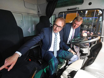 Bundesverkehrsminister Alexander Dobrindt (l) und VW-Vorstand Andres Renschler schauen sich in einem teilautonomen Lastwagen für Autobahnen (Platooning) um. Foto: Peter Kneffel
