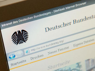 Beim Cyber-Angriff auf den Bundestag soll auch ein Rechner aus dem Bundestagsbüro von Angela Merkel infiziert worden sein. Foto: Maurizio Gambarini