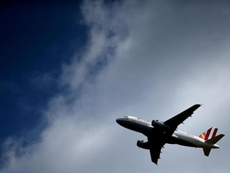 Ein Airbus der Germanwings startet in Köln. Die Ausweispflicht auf Flügen im Schengenraum könnte bald wieder eingeführt werden. Foto: Oliver Berg