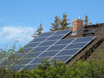 Eine Photovoltaikanlage auf dem Hausdach produziert Strom - damit dieser nicht direkt genutzt werden muss, nutzen immer mehr Hausbesitzer Solarspeicher. Foto: Andrea Warnecke