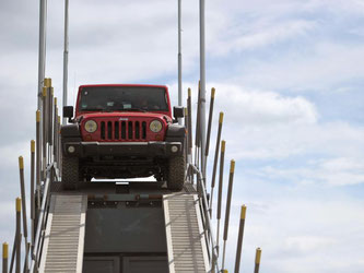 Ein Jeep fährt auf der Offroad-Messe «Abenteuer und Allrad». Foto: David Ebener/Archiv