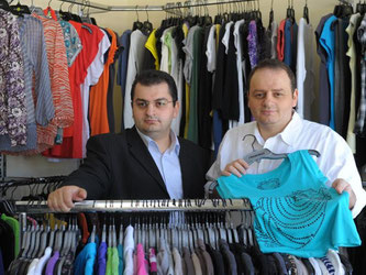 Der Geschäftsführer des Textil-Unternehmens Beysun, Vedat Güney (l), und sein Bruder in Berlin. Laut der Studie steigt der volkswirtschaftliche Nutzen von Migrantenunternehmen. Foto: Soeren Stache