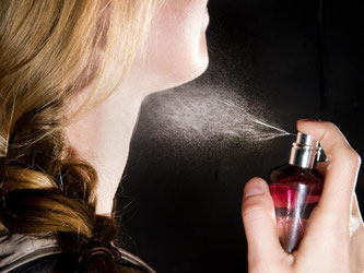 Am Hals entfaltet Parfüm seine Wirkung besonders gut. Foto: Franziska Gabbert