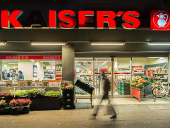 Kaiser's-Filiale in Düsseldorf: Es gibt zarte Hoffnung für die angeschlagene Supermarktkette Kaiser's Tengelmann. Foto: Wolfram Kastl