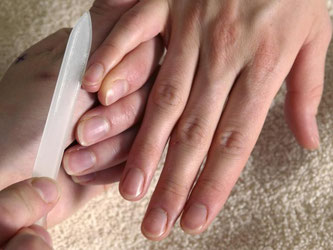 Zu einer gründlichen Nagelpflege gehört nicht nur das Pfeilen. Die Nagelhaut wird am besten mit einem Nagelhautbad behandelt und anschließend zurückgeschoben. Foto: Peer Grimm