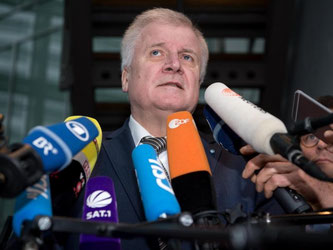 Für Bayerns Ministerpräsident Horst Seehofer ist eindeutig die Flüchtlingspolitik der Kanzlerin schuld an dem schwachen Abschneiden der CDU bei den Landtagswahlen. Foto: Sven Hoppe