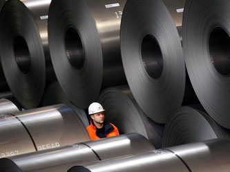 Rohstahlrollen (Coils) bei Thyssenkrupp in Duisburg: Die Stahlbranche steckt in einer tiefen Krise. Foto: Oliver Berg/Illustration