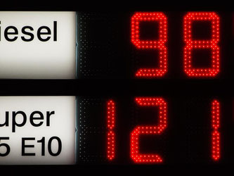 Eine Preisanzeige an einer Tankstelle zeigt in Hamburg 98,9 Cent pro Liter Diesel und 1,21 Euro pro Liter Super 95 E10 an. Foto: Daniel Bockwoldt