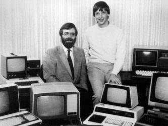 Die beiden Microsoft-Gründer Bill Gates (r) und Paul Allen (l) im Jahr 1981. Ein Jahr zuvor erhielten sie einen Riesen-Auftrag von IBM. Foto: Microsoft