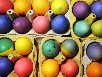Wie lassen sich Ostereier am besten färben? Auch diese Frage spielt bei der Vorbereitung des Osterfrühstücks eine Rolle. Foto: Ole Spata