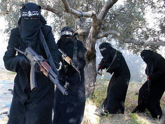 Das Screenshot eines Propagandavideos der IS zeigt voll verschleierte Frauen mit Gewehren (undatiert). Foto: Syriadeeply.org/S/dpa