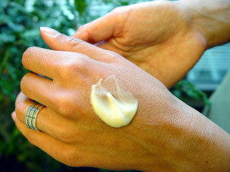 Nachschub für «durstige» Haut. Auf der Hand lässt sich die Verträglichkeit einer Creme gut testen. Foto: Jens Schierenbeck