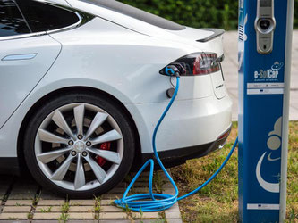 An der Stromtankstelle: Elektrofahrzeug der Marke Tesla. Foto: Patrick Pleul