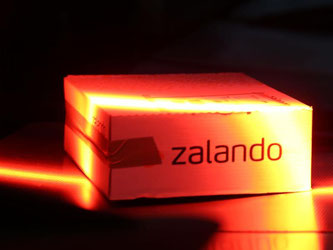 Ein Paket des Online-Modehändlers Zalando auf dem Weg zum Kunden. Foto: Oliver Berg