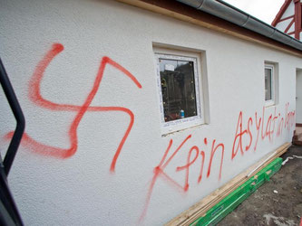 Hakenkreuzschmierereien in Vorra: Im vergangenen Dezember brannten hier Gebäude, in die Asylbewerber einziehen sollten. Foto: Daniel Karmann/Archiv