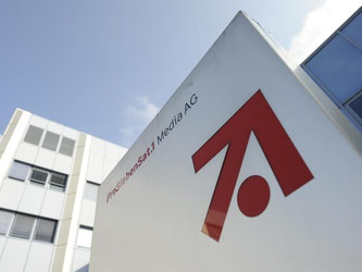 Das Konzern-Logo der ProSiebenSat.1 Media AG am Eingang zur Konzern-Zentrale in Unterföhring bei München. Foto: Andreas Gebert