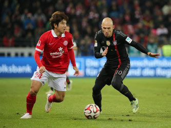 Münchens Arjen Robben (r) geht den Mainzer Joo-Ho Park hart an. Foto: Fredrik von Erichsen