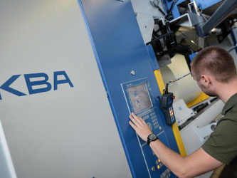Ein Mitarbeiter bedient eine Anlage bei Koenig & Bauer. Foto: David Ebener/Archiv