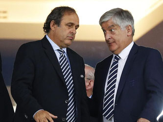 UEFA-Präsident Michel Platini (L) im Gespräch mit dem ehemaligen FA-Chef David Bernstein. Foto: Kerim Okten