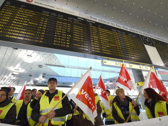  An den Flughäfen in Stuttgart, Hamburg und Hannover will das Sicherheitspersonal den ganzen Montag über die Arbeit niederlegen. Foto: Holger Hollemann/Archiv