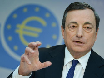 Mario Draghi, Präsident der Europäischen Zentralbank, spricht in Frankfurt vor Journalisten. Foto: Arne Dedert/Archiv