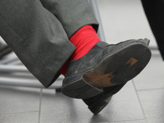 Bunte Socken an Männerfüßen liegen im Trend. Foto: Jens Wolf