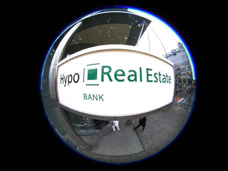 Die verstaatlichte Immobilienbank Hypo Real Estate muss Wertberichtigungen vornehmen. Foto: Rainer Jensen