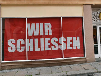 "Wir schließen" steht im Schaufenster eines Einrichtungshauses in Sachsen-Anhalt. Foto: Hendrik Schmidt