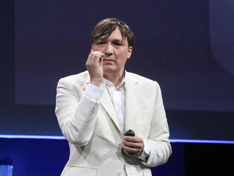 Ivan Poupyrev, technischer Leiter der Google-Forschungsabteilung ATAP, führt auf der Entwicklerkonferenz Google I/O ein «smartes» Jacket vor. Foto: Christoph Dernbach